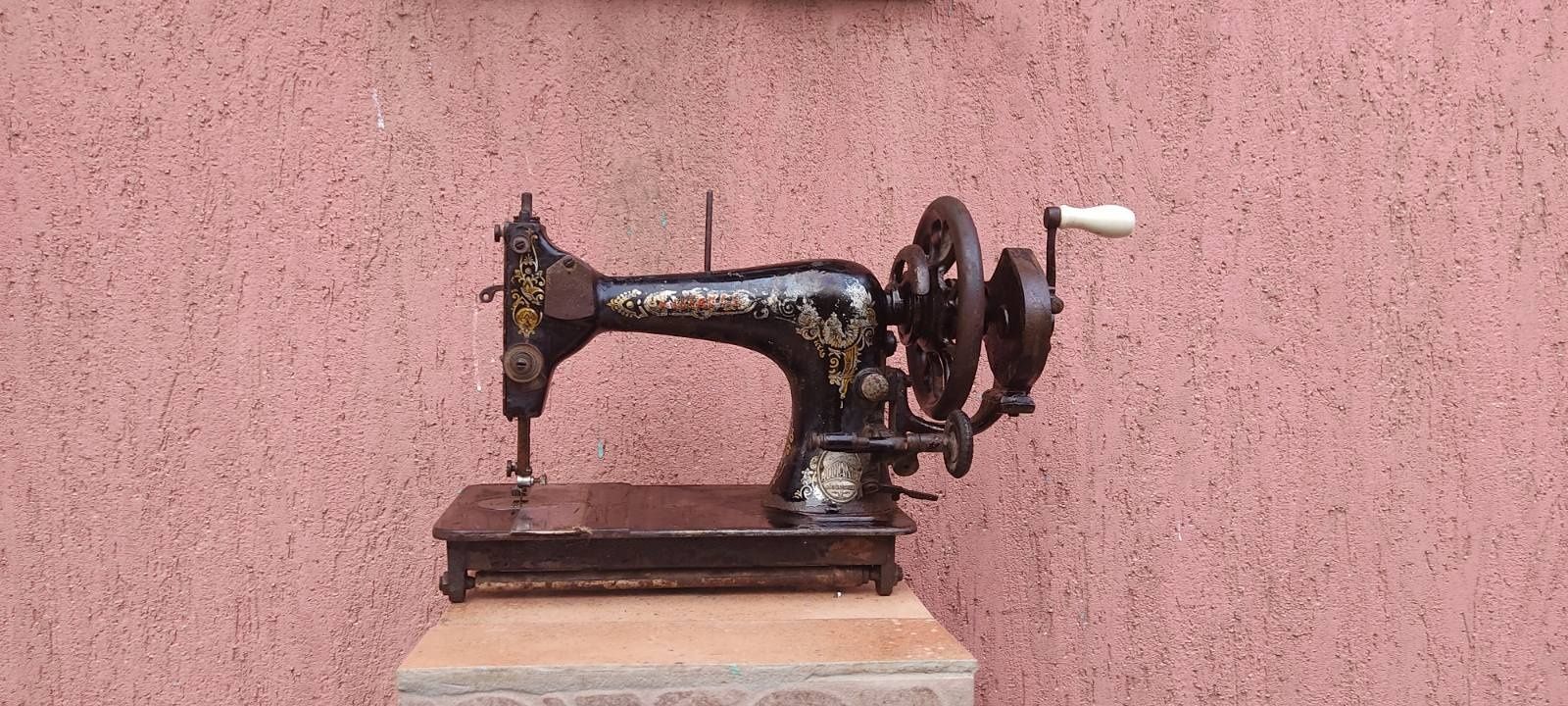 Антиквариатная немецкая швейная машинка