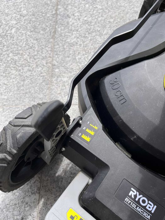 Aparador Cortador de Relva Ryobi RY18LMC30A-120