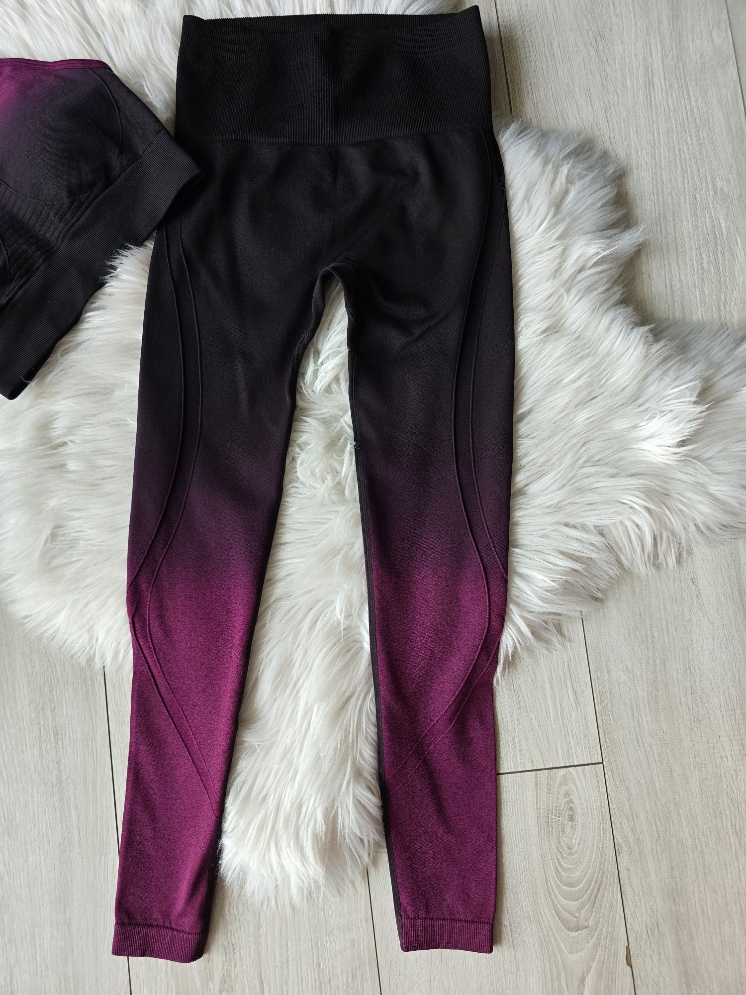 Komplet do ćwiczeń top legginsy push-up rozm. S