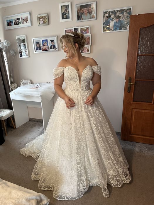 Suknia slubna 42-46 Kisella blyszczaca