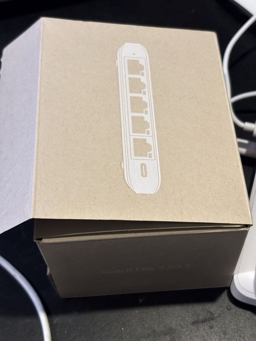 2x Ubiquiti USW-Flex-2.5G-5  Ubiquiti USW-Flex-mini