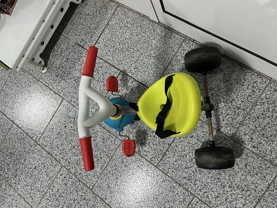 Biclcleta e triciclo de crianca