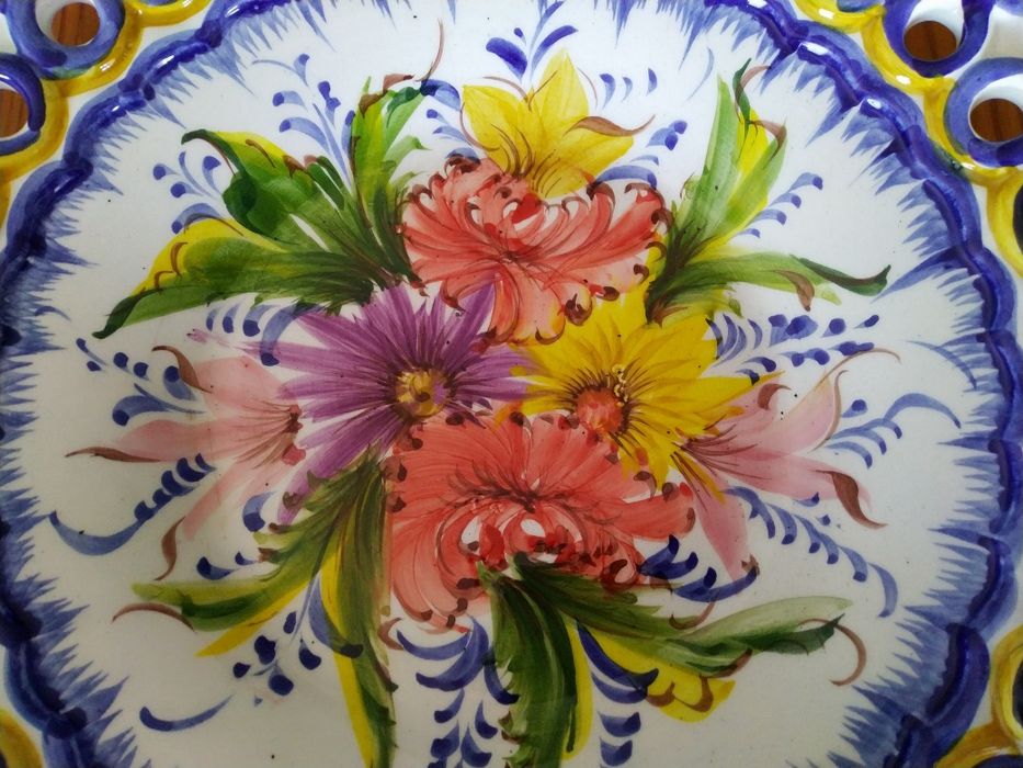 Prato decorativo em faiança, novo
