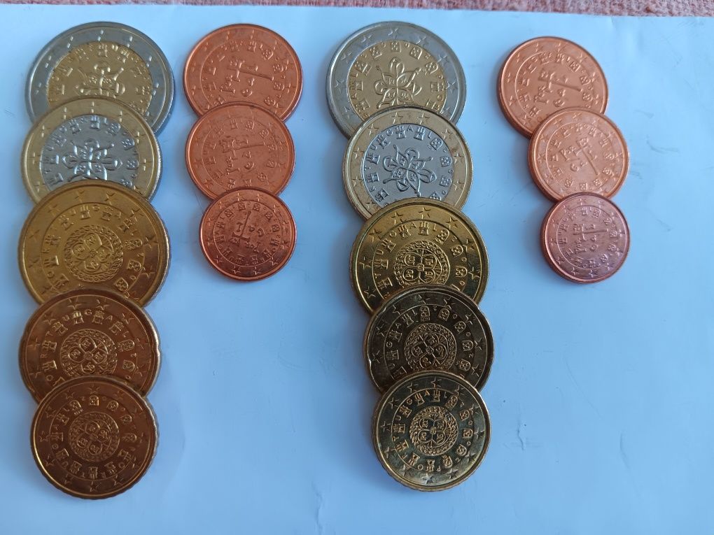 2 coleções completas de moedas, 2002,euros, e algumas soltas.