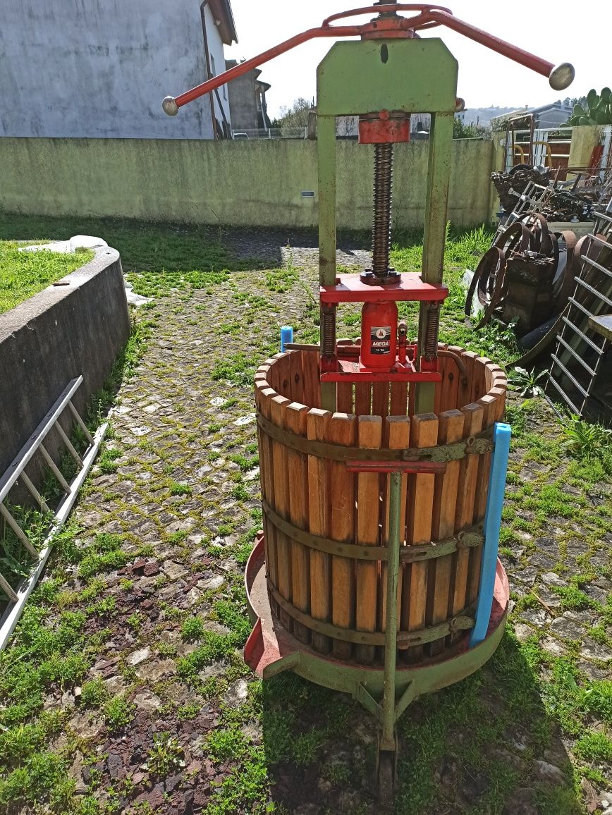 Prensa de uvas  com hidraulico 15 ton.