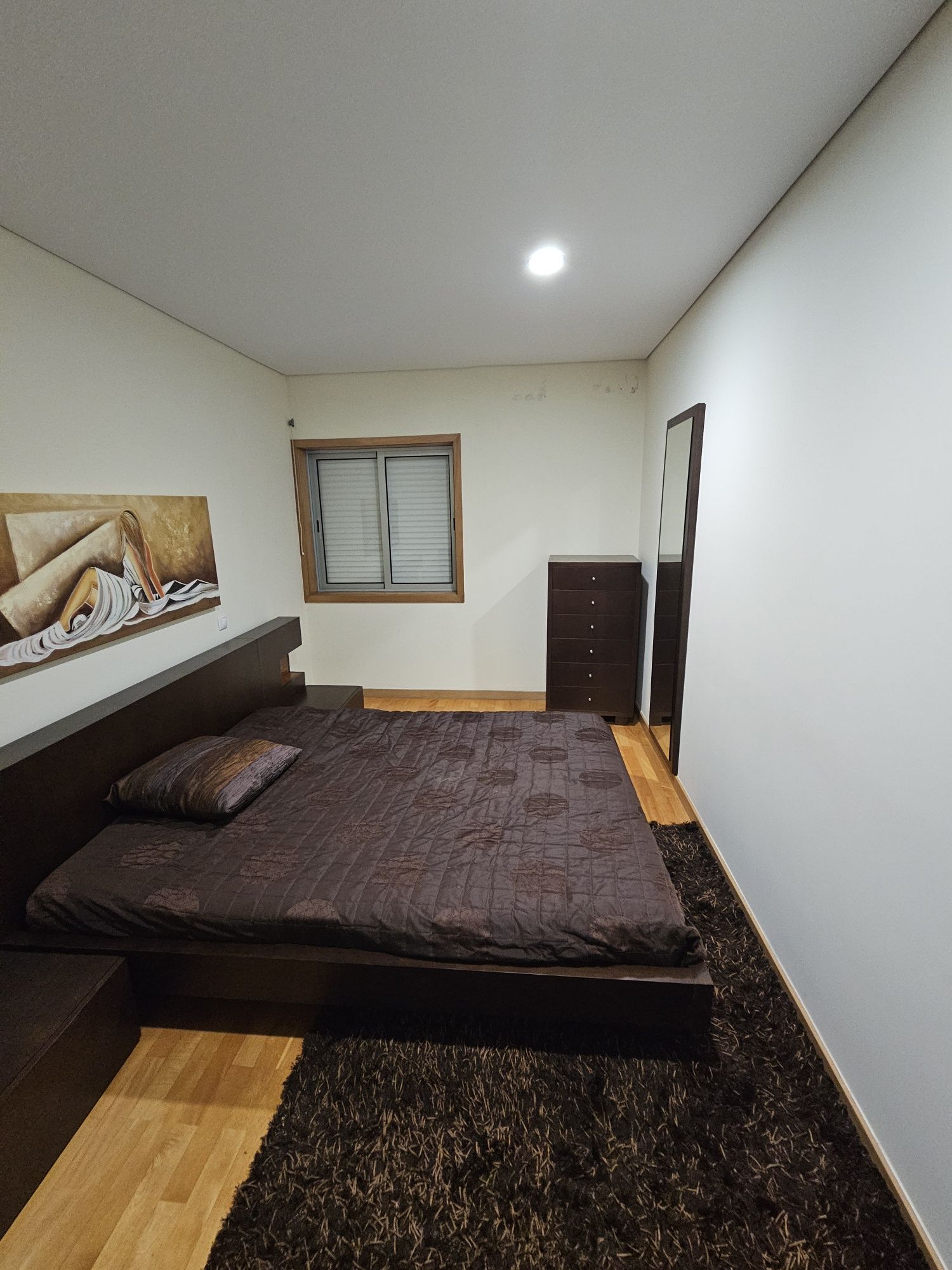 Cama de casal com mesas de cabeceira