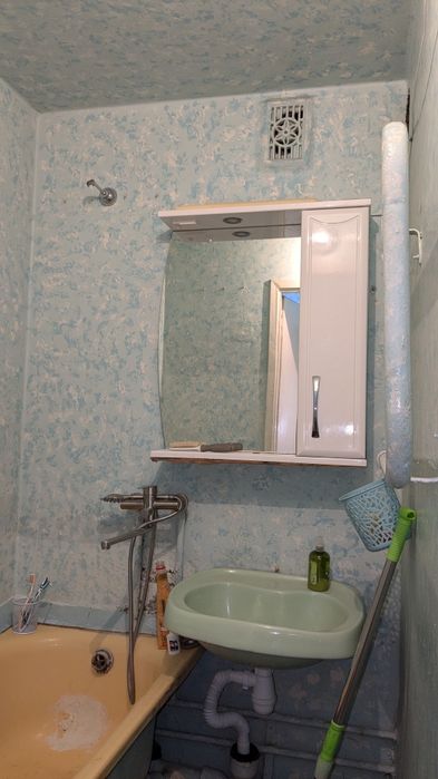 3 комнатная м/р  Горизонт, метро Индустриальная. Сертификат да.