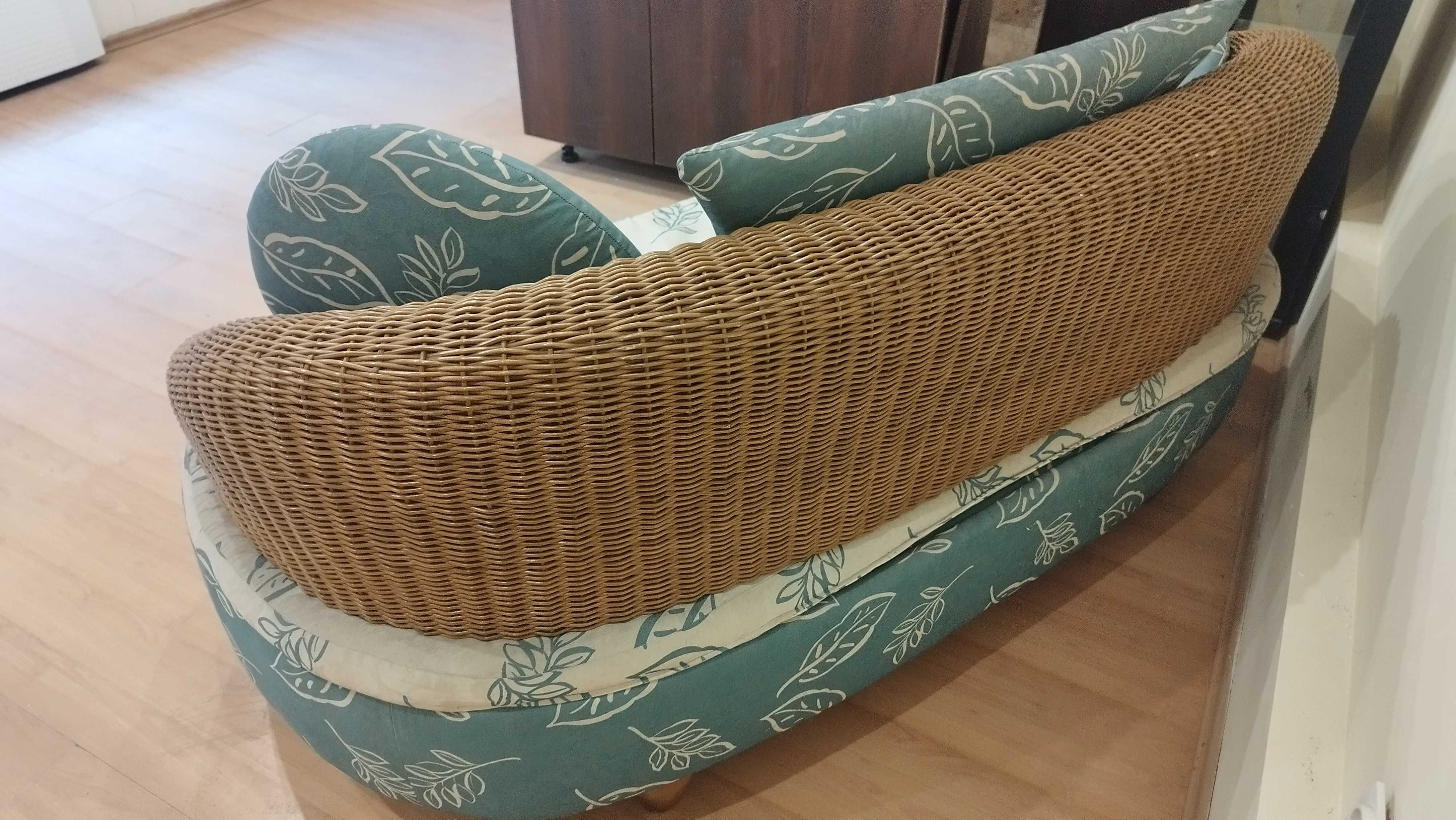 Kanapa w stylu kolonialnym plus stara lampa mosiężna