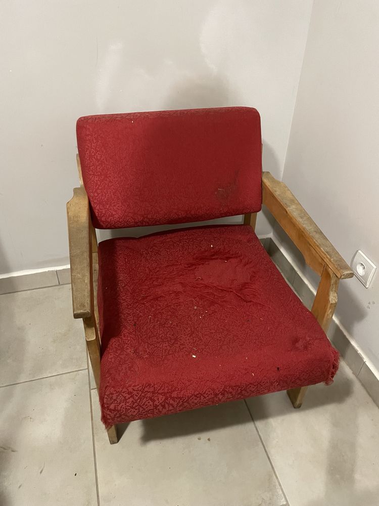 Fotel „Kadet” PRL czerwony do renowacji 1 sztuka