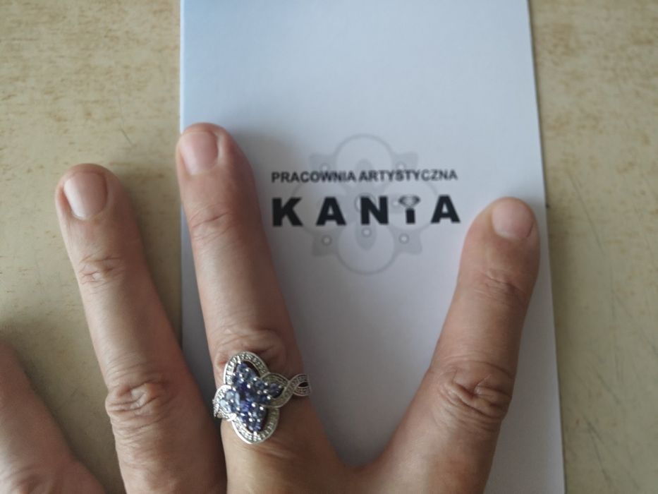 Sprzedam piękny srebny pierścionek z diamentami ta Tanzanitami+sertyf.