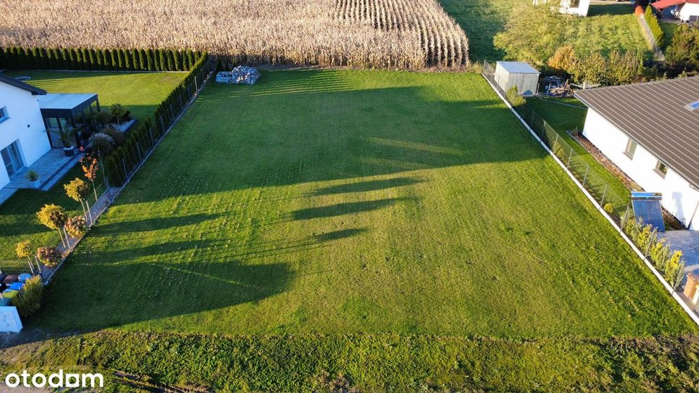 Działka budowlana z mediami w spokojnej okolicy.