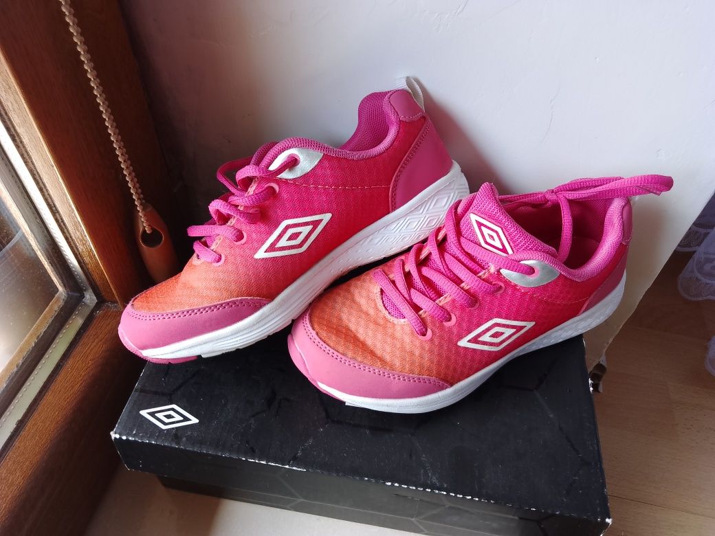 Leciutkie buty UMBRO r. 32