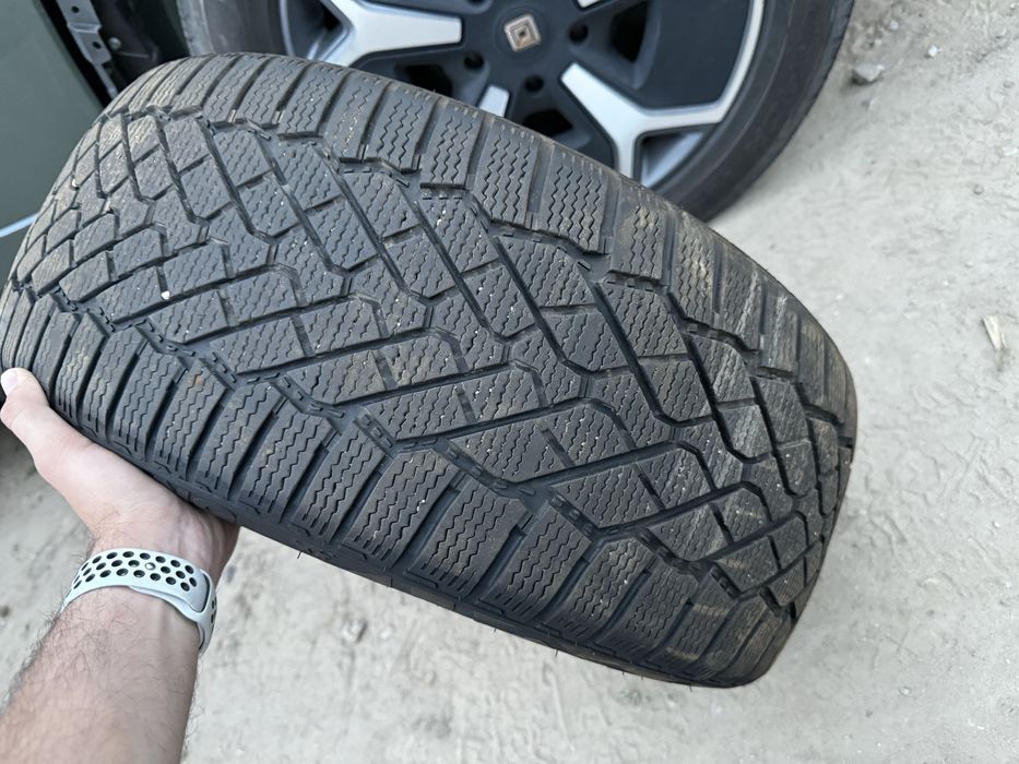 Linglong r18 235/45 Зима стояли на Tesla 3