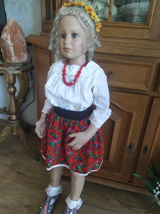 Lalka kolekcjonerska, winylowa, Susan Lippl, 95cm, w stroju ludowym