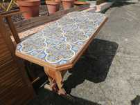Mesa de azulejo antiga em bom estado
