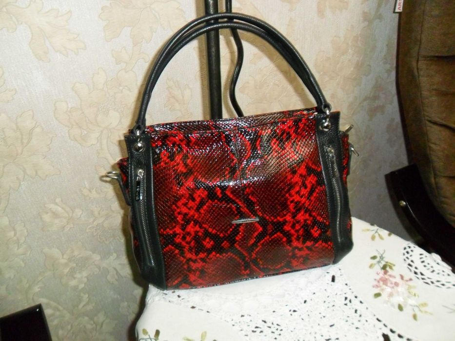 Продам новую женскую натуральную  кожаную сумочку под питона.