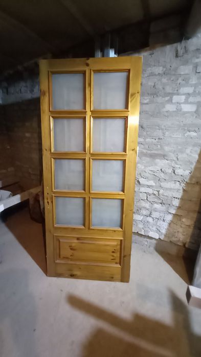 Двери деревянные.