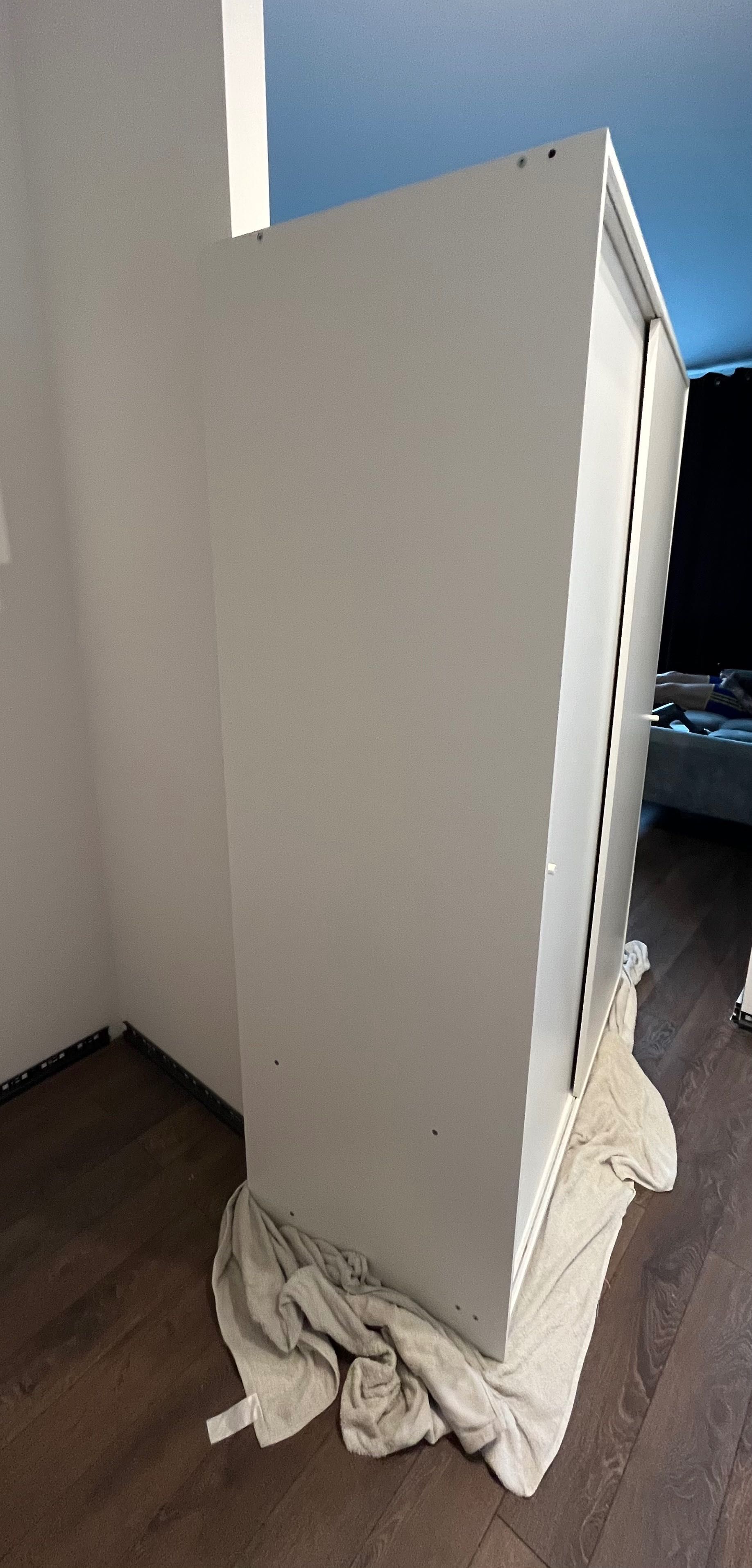 Szafa Kleppstad z drzwiami przesuwnymi