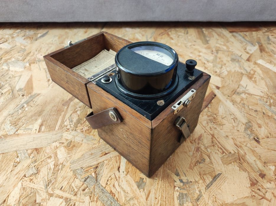 Niemiecki woltomierz przenośny miernik napięcia z II Wojny Światowej