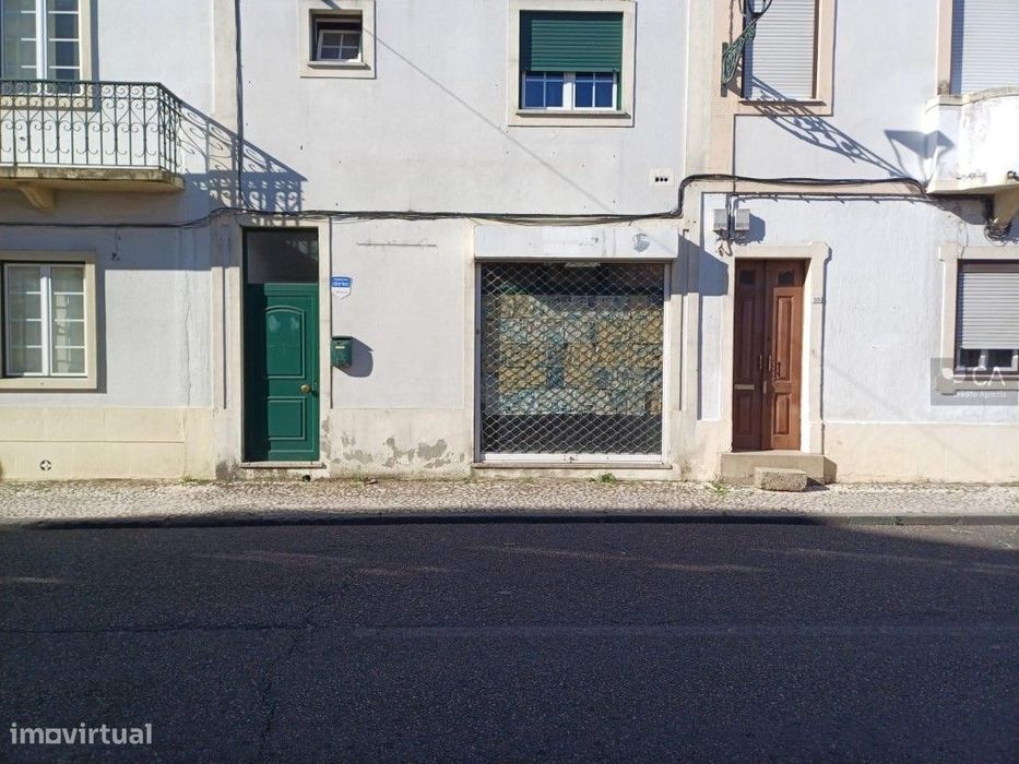 Loja situada no R/c de edifício com 3 pisos