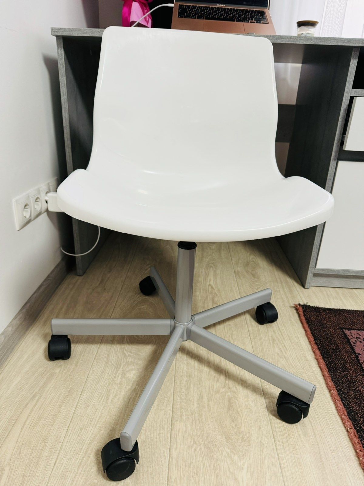 Робочий стілець IKEA (ІКЕА) SNILLE білий