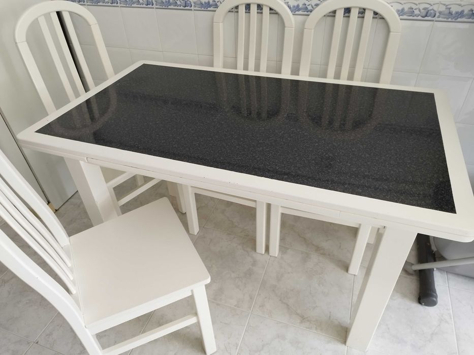 Mesa extensível de madeira maciça lacada com 4 cadeiras