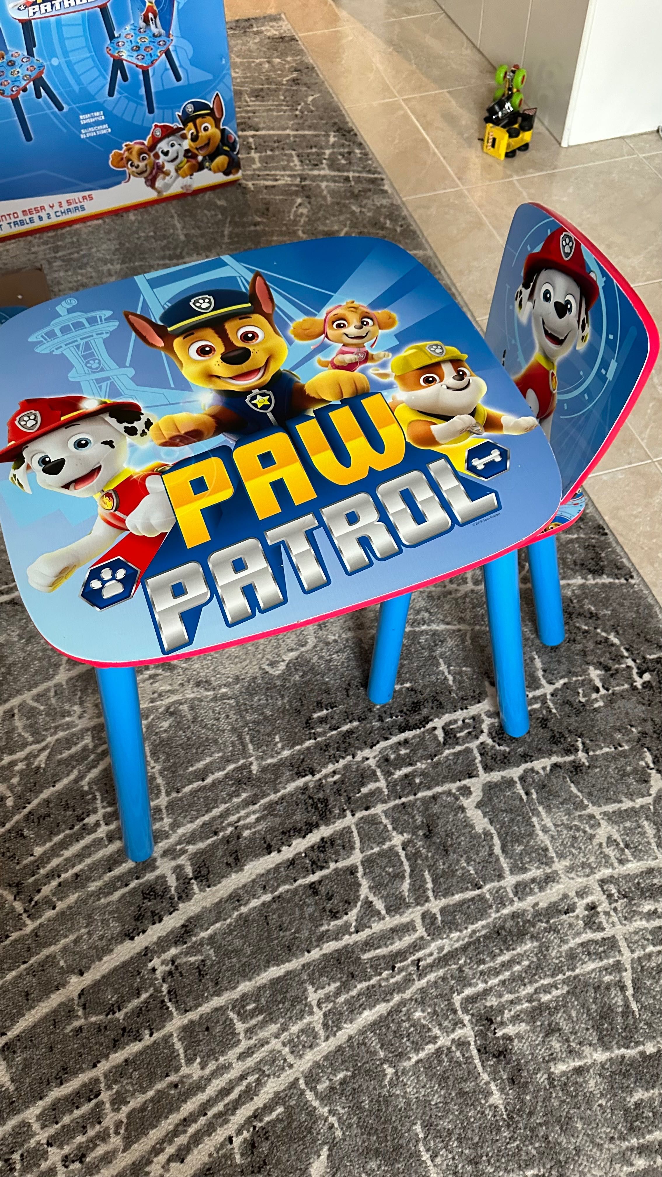 mesa pata da patrulha infantil e duas cadeiras,