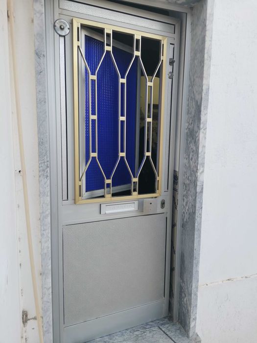 Porta de rua em aluminio com postigo veda luz e caixa correio incluso