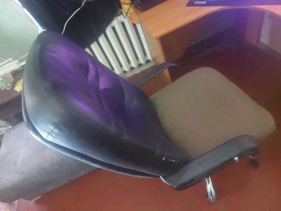 Компьютерный стол и офисный стул