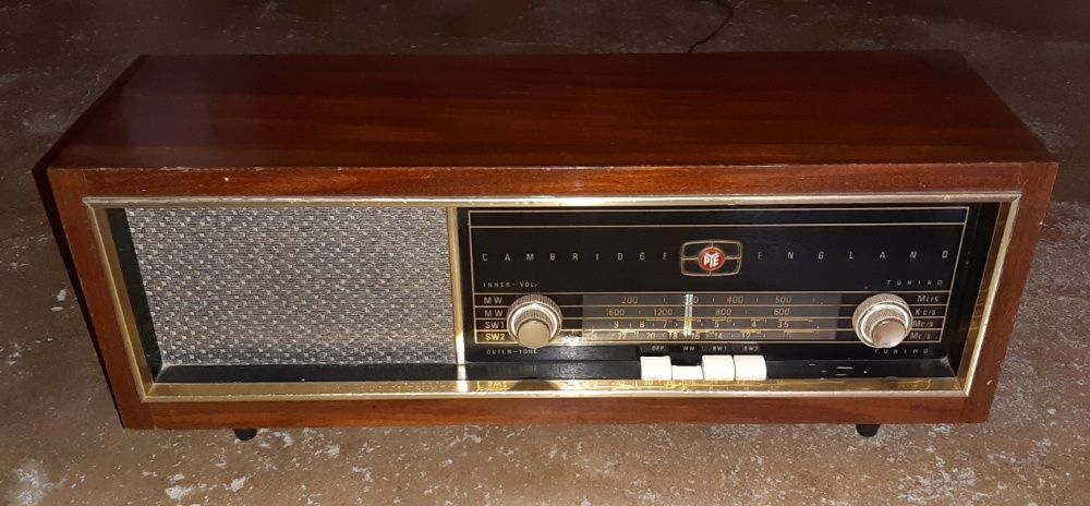 Rádio vintage a válvulas marca PYE