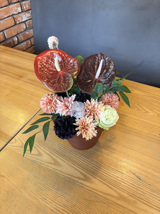 Stroik ma grób, na cmentarz, wszystkich świetych, sztuczne kwiaty