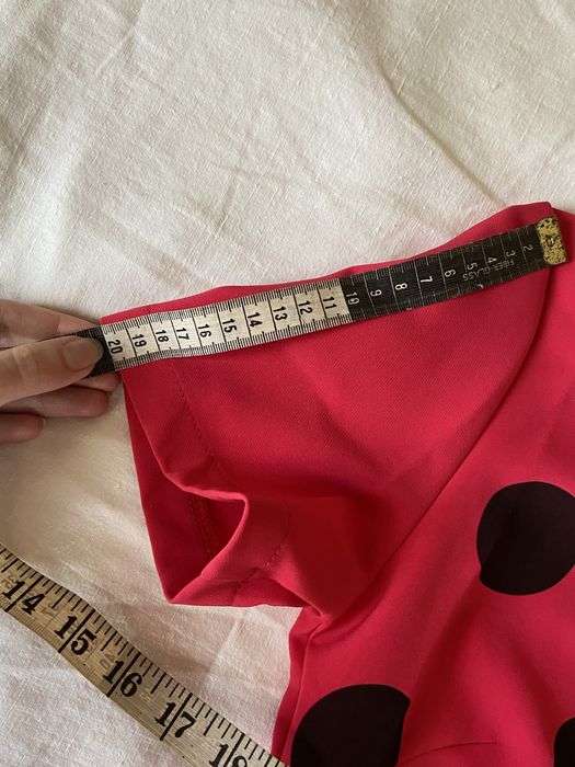 Сукня малинова в горошок