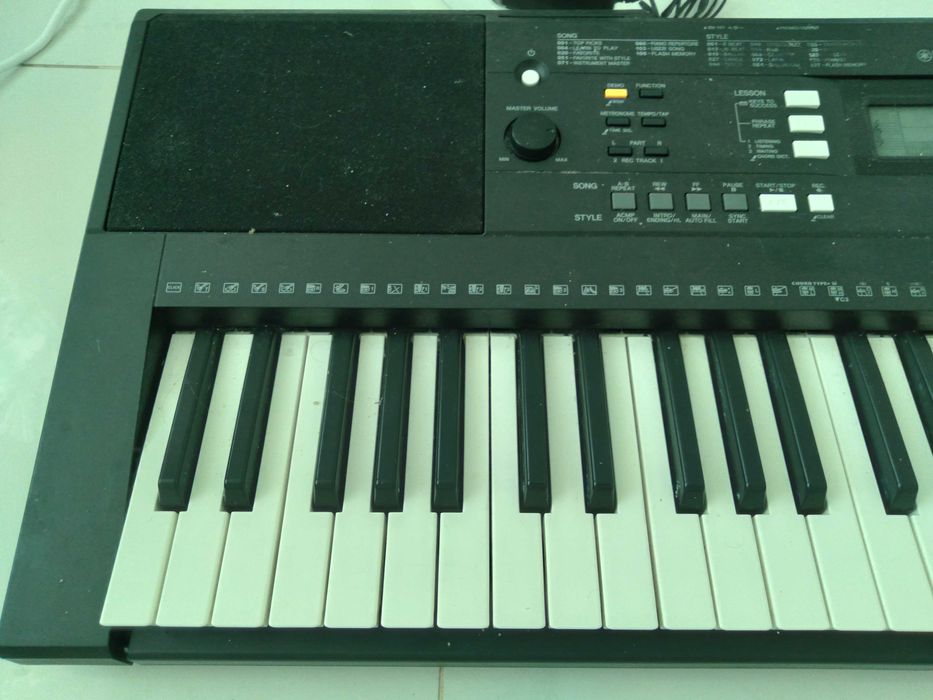 Продажа б/у синтезатора Yamaha некоторые белые клавиши не работают.