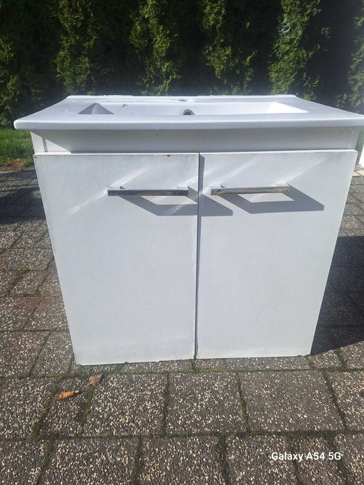 Umywalka łazienkowa z szafka wiszącą.