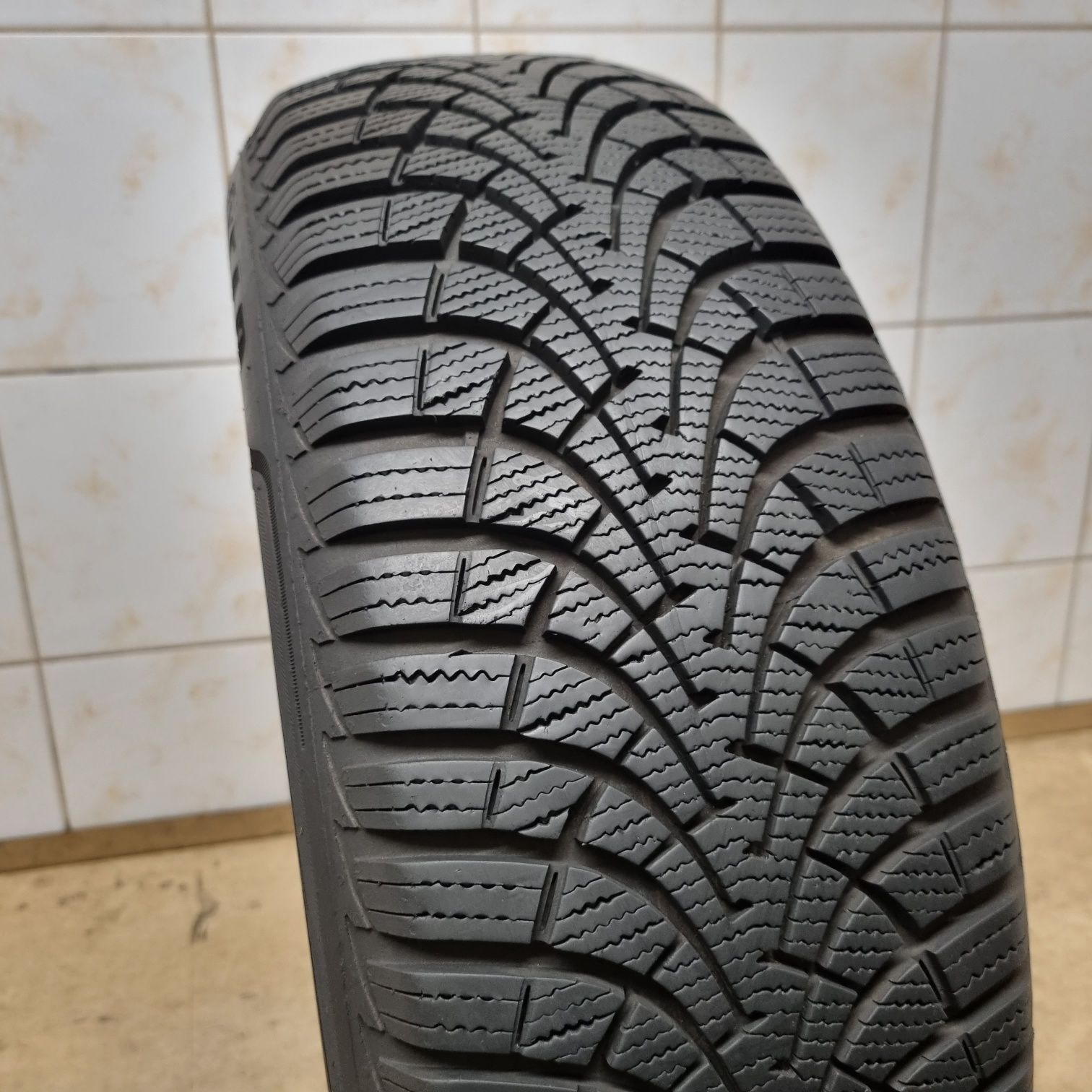 1 opona zimowa 205/60 R16 92H GoodYear UltraGrip 9+