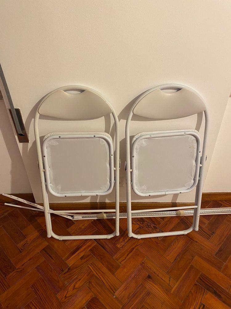 2 cadeiras brancas