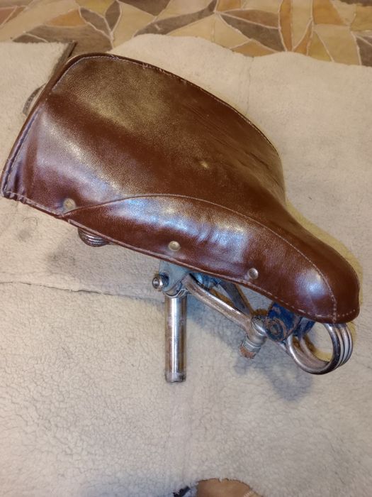 Stare skórzane siodło do motocykla