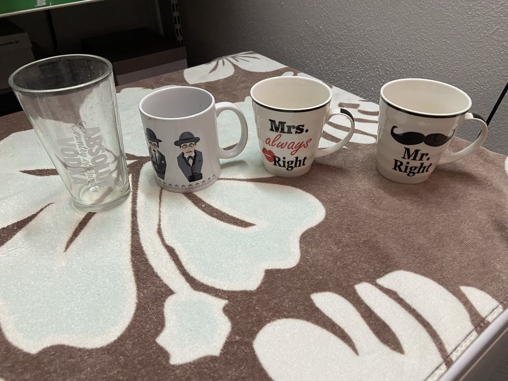 3 canecas e um copo