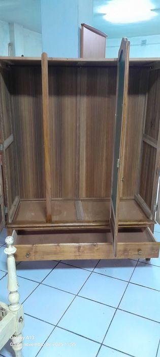 Roupeiro em madeira com 3 portas