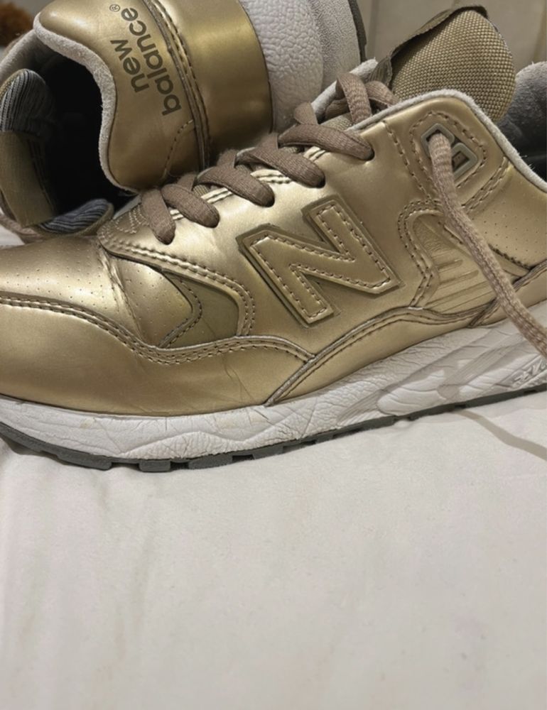 New Balance 580 Metalic Gold