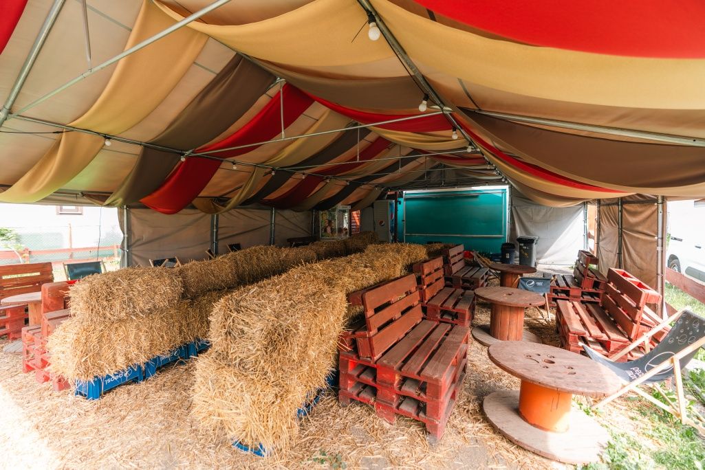 Sprzedam wyposażonego food truck gastronomiczny z miejscem.
