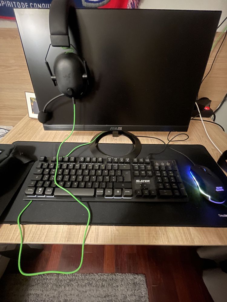 Computador gaming  com monitor rato teclado