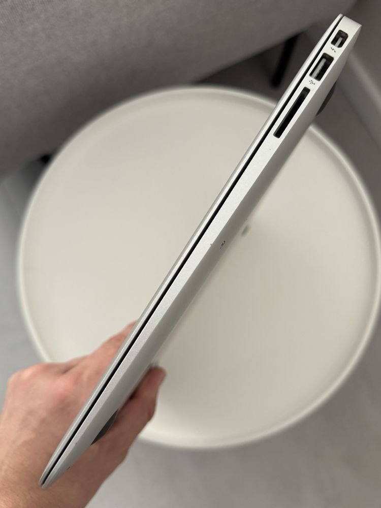 Macbook Air 13 2017 ( i7 2.2/3.2 Ghz, 8 gb Ram, 256GB ssd, 94% АКб )