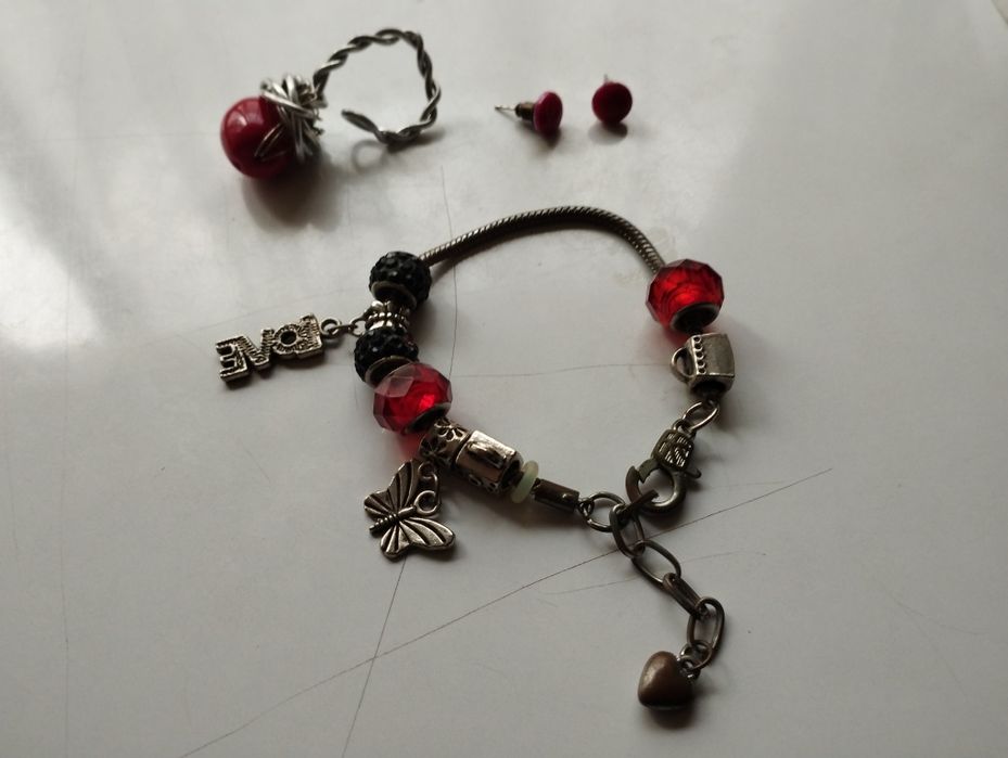 Conjunto em fantasia de pulseira, anel e brincos