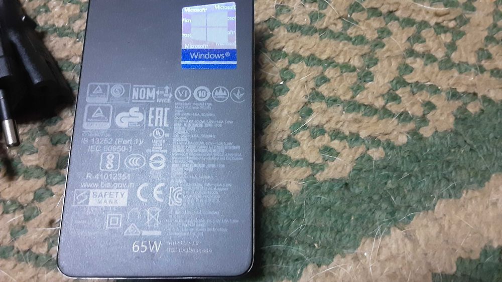 Capa teclado Microsoft Pro e transformador Microsoft 1706