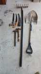 6 utensílios. Pá, ancinho, martelos, serras de poda