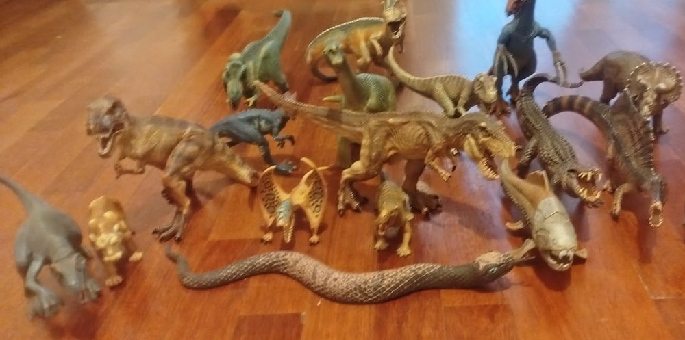 Dinossauros e animais de brinquedo