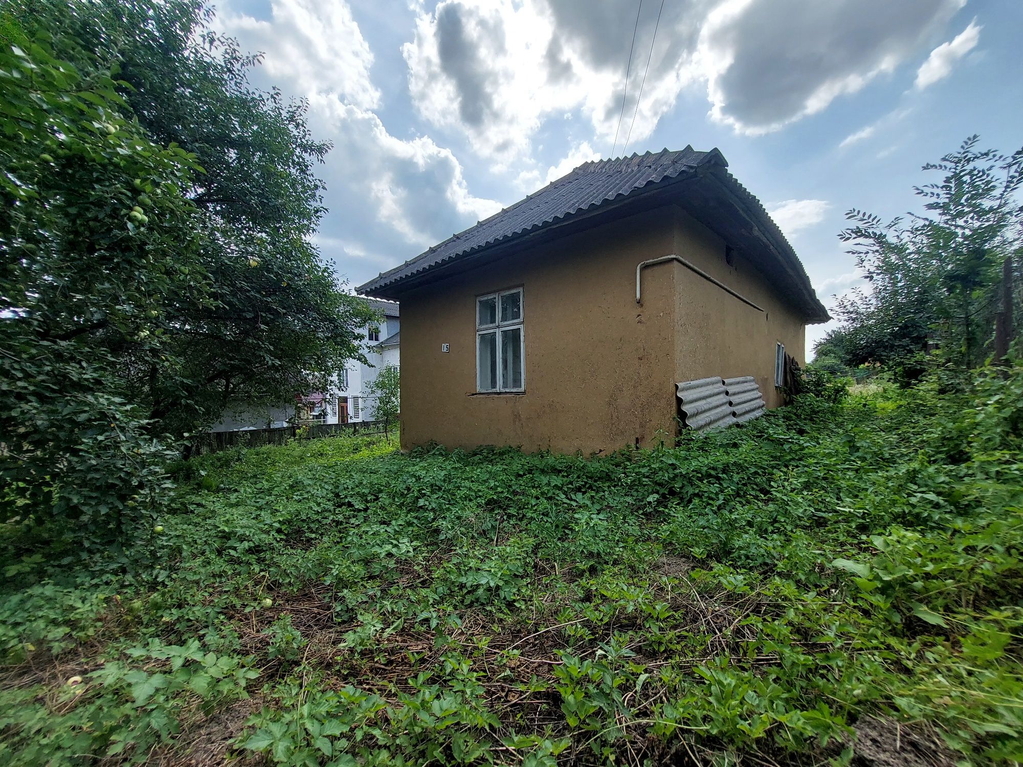 Будинок під знесення з гарною ділянкою під забудову