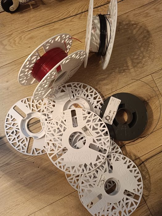 Filament 3D  i plastikowe elementy na refile
