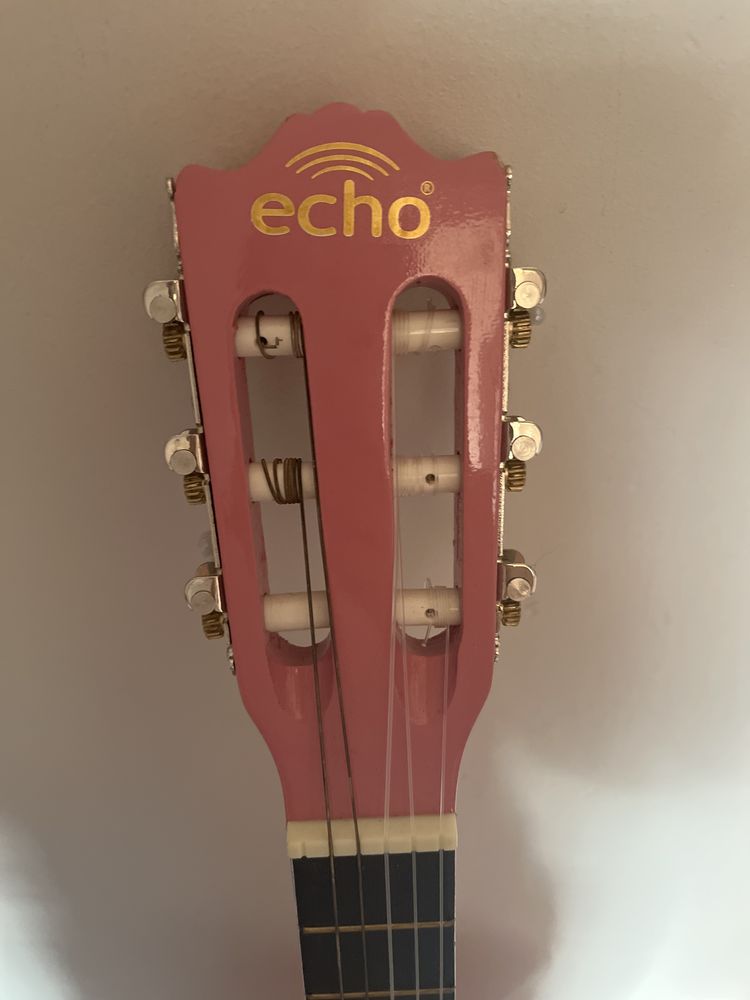 Gitara echo bez jednej struny